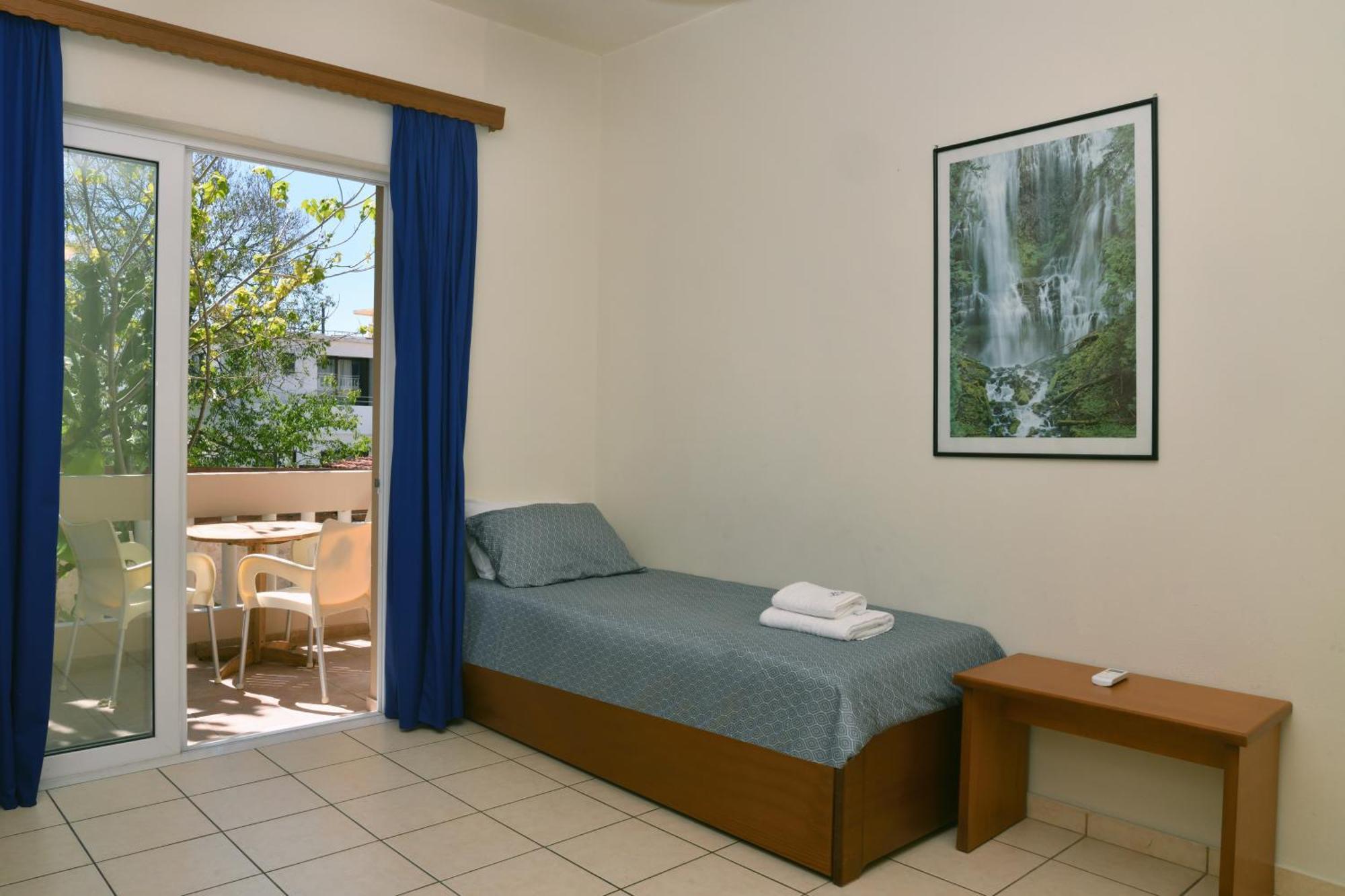 Akatos Hotel Agia Marina 外观 照片